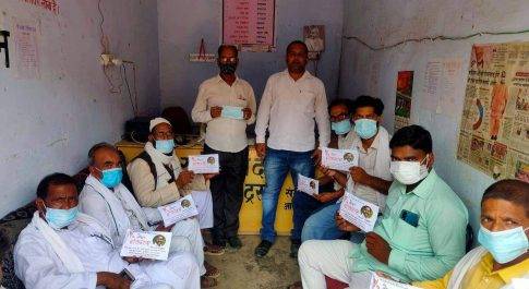 माँ राजेश्वरी चैरिटेबल ट्रस्ट कार्यालय पर मास्क व सेनिटाइजर किया गया वितरित