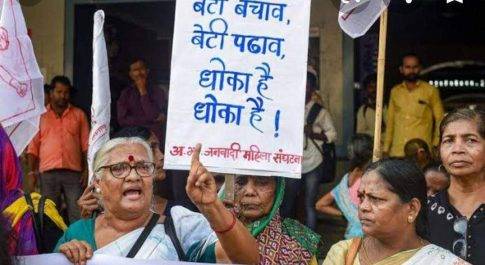 शिकार की बजाय शिकारियों के बचाव की पतली गलियां तलाशने का समाजशास्त्र