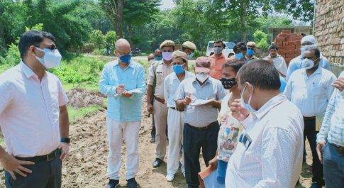 ग्राम सभा सेखुई में मनरेगा की कार्यो का निरीक्षण में जिलाधिकारी को बिना कार्य का ही मस्टरोल तिथिवार भरा मिला