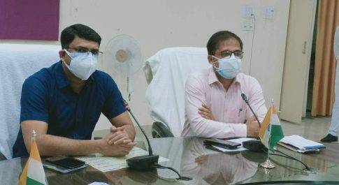 मेरा गांव, कोरोना मुक्त गांव अभियान के तहत नोडल अधिकारियों की बैठक करते जिलाधिकारी।