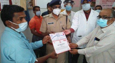 विश्व रक्तदान दिवस:46 बार रक्तदान करने पर पुलिस अधीक्षक महोदय द्वारा प्रशस्ति पत्र देकर किया गया सम्मानित ।