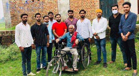 फरेंदा। युवाओं ने दिव्यांग बुजुर्ग को सौंपी ट्राई साइकिल