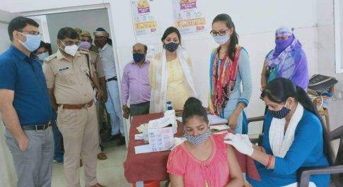स्वयं सावधानी के साथ बचाव करते हुए वैक्सीनेशन का कार्य जिम्मेदारी से कर्मचारी करे :जिलाधिकारी महराजगंज