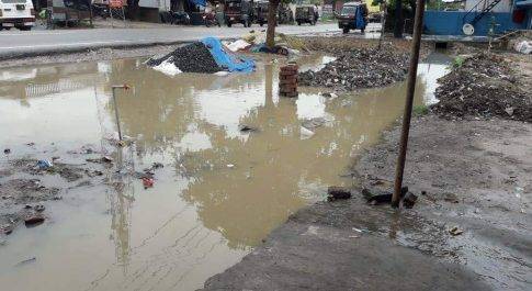 बृजमनगंज। लगातार बारिश से नगर पंचायत में हुई जलजमाव की स्थिति कोई सुधि लेने वाला नही