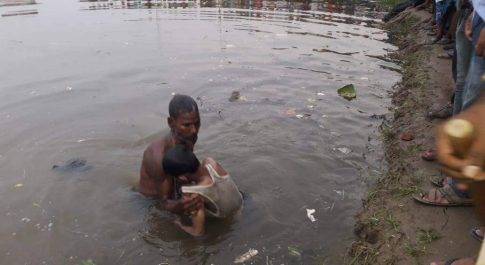 नगर पंचायत बृजमनगंज के गड्ढे में डूबने से दो मासूम की हुई मौत
