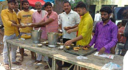 शिवाला तिराहा। बड़े भक्ति भाव के साथ लोगों ने किए भंडारे