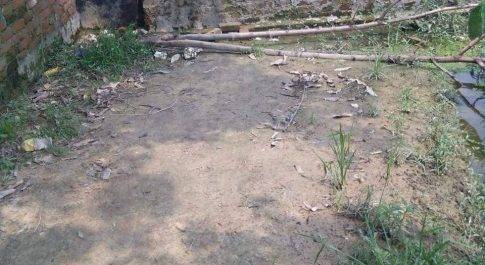 देवरिया के लार थाना क्षेत्र के बरडिया परशुराम में दबंगों ने रोड पर किया कब्जा