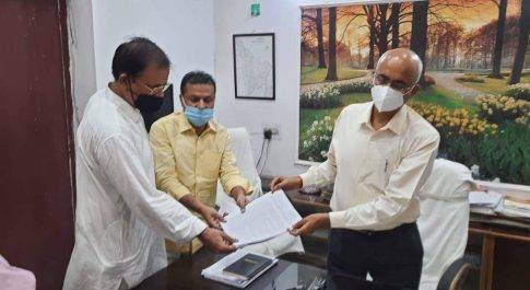 वक्फ तकिया खुर्द की जमीन पर भू माफियाओं द्वारा जारी अवैध निर्माण को रोकने के लिए शिकायत पत्र सौंप कर कांग्रेस ने की कार्यवाही की मांग