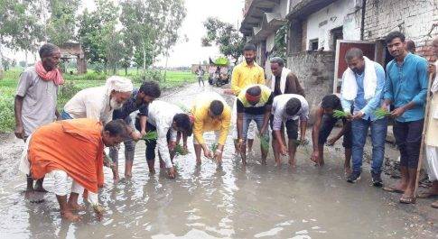 बृजमनगंज। गढ्ढायुक्त सड़क पर सपा कार्यकर्ता ने बीज बैठाकर भाजपा का जताया विरोध