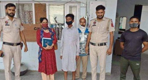 बच्चा उम्र करीब 13 साल की होगी मलोट रोड अबोहर में सड़क किनारे पड़ा मिला