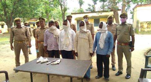 ऑपरेशन तमंचा” अभियान के तहत थाना चौक पुलिस द्वारा 4 नफर अभियुक्त गिरफ्तार, 3 अदद नाजायज तमंचा, जिंदा कारतूस व चाकू बरामद