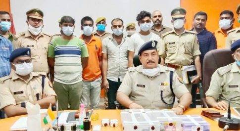 देवरिया पुलिस द्वारा लूट व हत्या की घटनाओं का सफल अनावरण, 04 अभियुक्त गिरफ्तार, लूट की चेन के साथ घटना में प्रयुक्त वाहन व अवैध शस्त्र बरामद