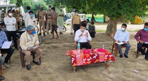 कोरोना संक्रमण से बचाव के लिए टीकाकरण बेहद आवश्यक: जिलाधिकारी