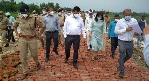 जिलाधिकारी ने एसपी, सीडीओ व अन्य अधिकारियों के साथ महसी क्षेत्र का किया भ्रमण