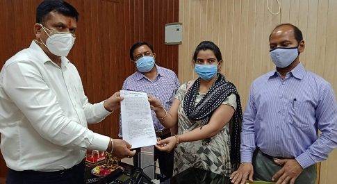 जिलाधिकारी ने कोविड संक्रमण से मृतक के आश्रित को प्रदान किया नियुक्ति पत्र