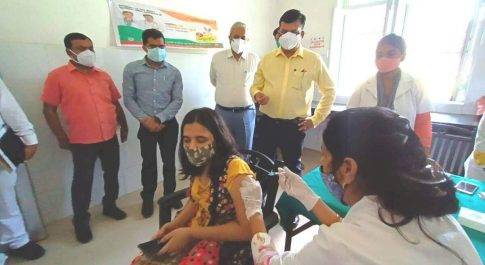 जिलाधिकारी डा. दिनेश चन्द्र ने ट्रामा सेण्टर का किया निरीक्षण वैक्सीनेशन कार्य का लिया जायजा