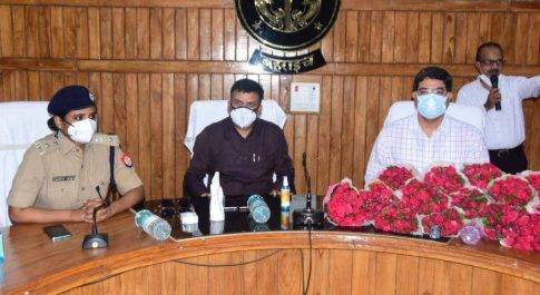 स्थानान्तरित जिलाधिकारी को दी गयी भावभीनी विदाई
