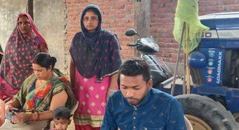 परिवार के साथ 20 सदस्यों का कोविड टीकाकरण कराने पर पयागपुर तहसील प्रशासन द्वारा किया गया सम्मानित