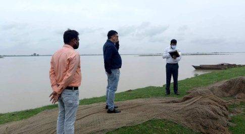 रेवली आदमपुर तटबन्ध का डीएम ने किया निरीक्षण ,घाघराघाट के निकट बन रहे स्पर की गुणवत्ता की जांच कराने के दिये निर्देश