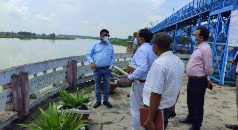 जिलाधिकारी ने सरयू बैराज का किया निरीक्षण