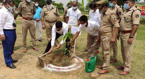डीएम ने एसएसबी कैम्पस में पौधरोपण कर वनमहोत्सव का किया आगाज