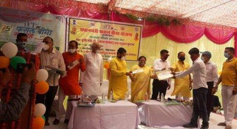 फसल बीमा सप्ताह के तहत प्रचार वाहन को कलेक्ट्रेट परिसर से किया गया रवाना