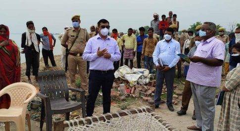 कटान प्रभावित ग्यारह सौ रेती का डीएम ने किया निरीक्षण