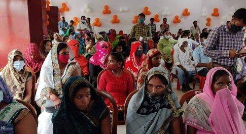 ब्लाक फखरपुर में योजनाओं के लाभार्थियों को वितरण किया प्रमाण पत्र