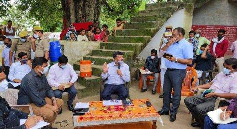ब्लाक कैसरगंज के ग्राम नवगइयां व चुलम्भा का डीएम ने किया औचक निरीक्षण