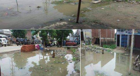बृजमनगंज कस्बे के कोल्हई मार्ग पर मकान के सामने जल जमाव होने से ब्यापारी परेशान जिम्मेदार मौन