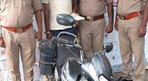 चोरी की घटना का खुलासा बृजमनगंज पुलिस ने चोरी की मोटरसाइकिल के साथ किया