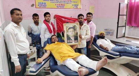 फरेंदा क्षेत्र के भावी विधायक प्रत्याशी अमित चौबे ने पूर्व मुख्यमंत्री के जन्मदिन पर कार्यकर्ताओं के साथ किया रक्तदान