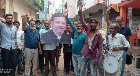 नौतनवा। सांसद पंकज चौधरी को कैबिनेट राज्य मंत्री का दर्जा मिलने पर जिले भर में ढोल नगाढो के साथ मिठाई खिलाकर मनाई खुशी