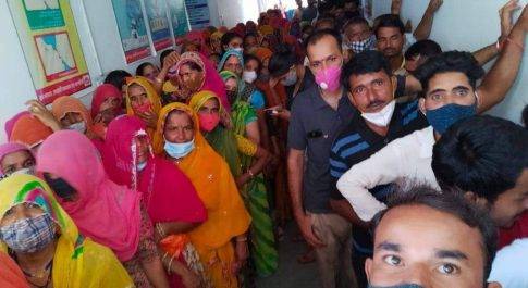 वैक्सीनेशन सेंटर्स पर सोशल डिस्टेंसिंग की उड़ रही जमकर धज्जियां