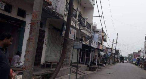 बृजमनगंज। विद्युत पोल से टूट के गिरा स्ट्रीट लैंप का केबिल, बड़े खतरे की आशंका