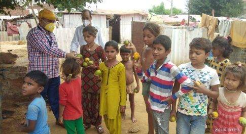 गरीब व असहाय लोगों के बच्चों बच्चियों को फल वितरित कर मनाया जन्मदिन