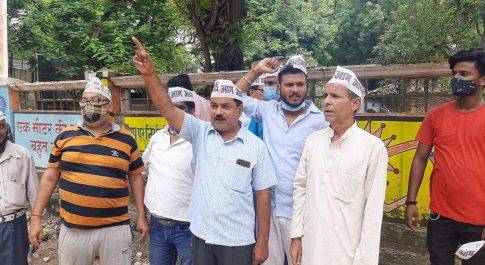 पत्रकारों के कार्यालय व घरों पर हुई छापेमारी को लेकर AAP ने किया विरोध प्रदर्शन