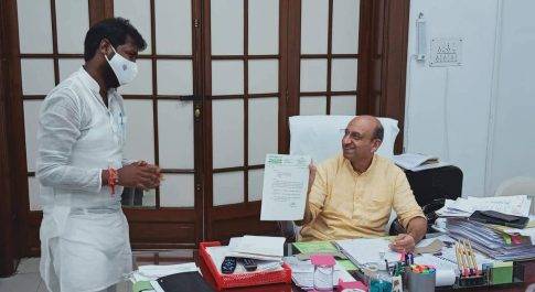 धानी:गरीब जनता के उचित इलाज के लिए राहुल शर्मा ने स्वास्थ्य मंत्री जयप्रताप सिंह को नये हास्पिटल निर्माण के लिए सौंपा पत्र