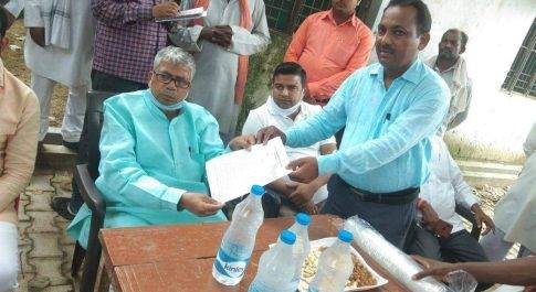 प्रधान पति ने गांव की समस्याओं को लेकर पनियरा विधायक से निदान की मांग