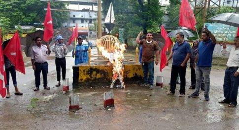 फसल मुआवजा प्रकरण : माकपा-किसान सभा ने किया सीएमडी का पुतला दहन