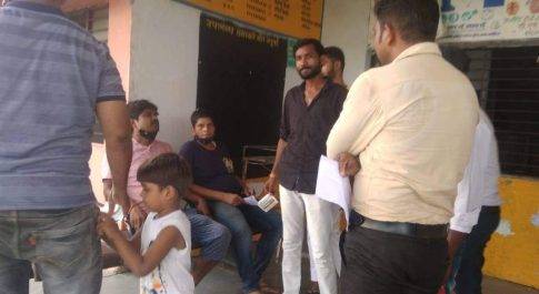 सामुदायिक स्वास्थय केन्द्र बृजमनगंज पर कोविड का दूसरा डोज लगवाने के लिये भटक रहे लोग