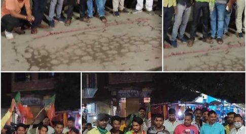 महराजगंज (फरेंदा):सांसद पंकज चौधरी पीएम मोदी की टीम में शामिल होने तथा, केंद्रीय राज्य मंत्री बनाये जाने पर भाजपा युवा मोर्चा के कार्यकर्ताओ ने बांटी मिठाई