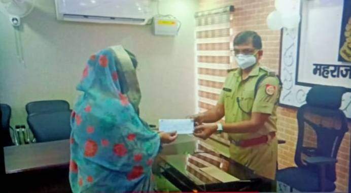 महाराजगंज। सोनौली चौकी प्रभारी मृतक रितेश राय के परिवार को पुलिसकर्मियों ने स्वेच्छा से 26 लाख 25 हजार रूपए का दिया योगदान