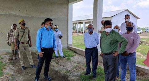 डीएम ने किया निर्माणाधीन गोसंरक्षण केन्द्र का निरीक्षण