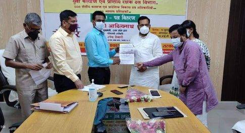 विधायक पयागपुर ने डीएम सीडीओ व सहकारिता मंत्री के प्रतिनिधि के साथ वितरण किया नियुक्ति पत्र