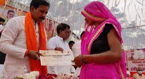 प्रभारी मंत्री ने ब्लाक रिसिया के विभिन्न योजनाओं के लाभार्थियों को वितरण किया प्रमाण पत्र ,सामुदायिक शौचालयों व पंचायत भवनों का भी किया लोकार्पण