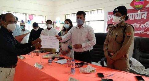 सम्पूर्ण समाधान के अवसर पर मृतक वारिसान को वितरण किये गये खतौनी
