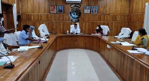 जिलाधिकारी ने की निर्माण कार्यो की समीक्षा