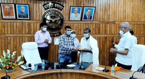 सेवा निवृत्त कर्मचारियों को दी गयी भावभीनी विदाई