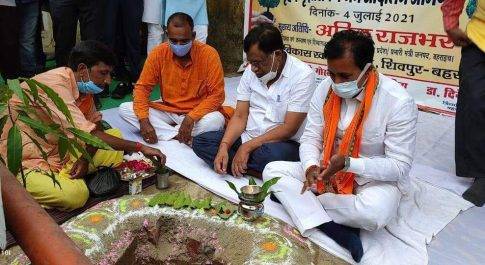 प्रभारी मंत्री ने किया विकास योजनाओं का लोकार्पण लाभार्थियों को वितरण किया विभिन्न योजनाओं का प्रमाण पत्र कृषकों को वितरित किया पौधा